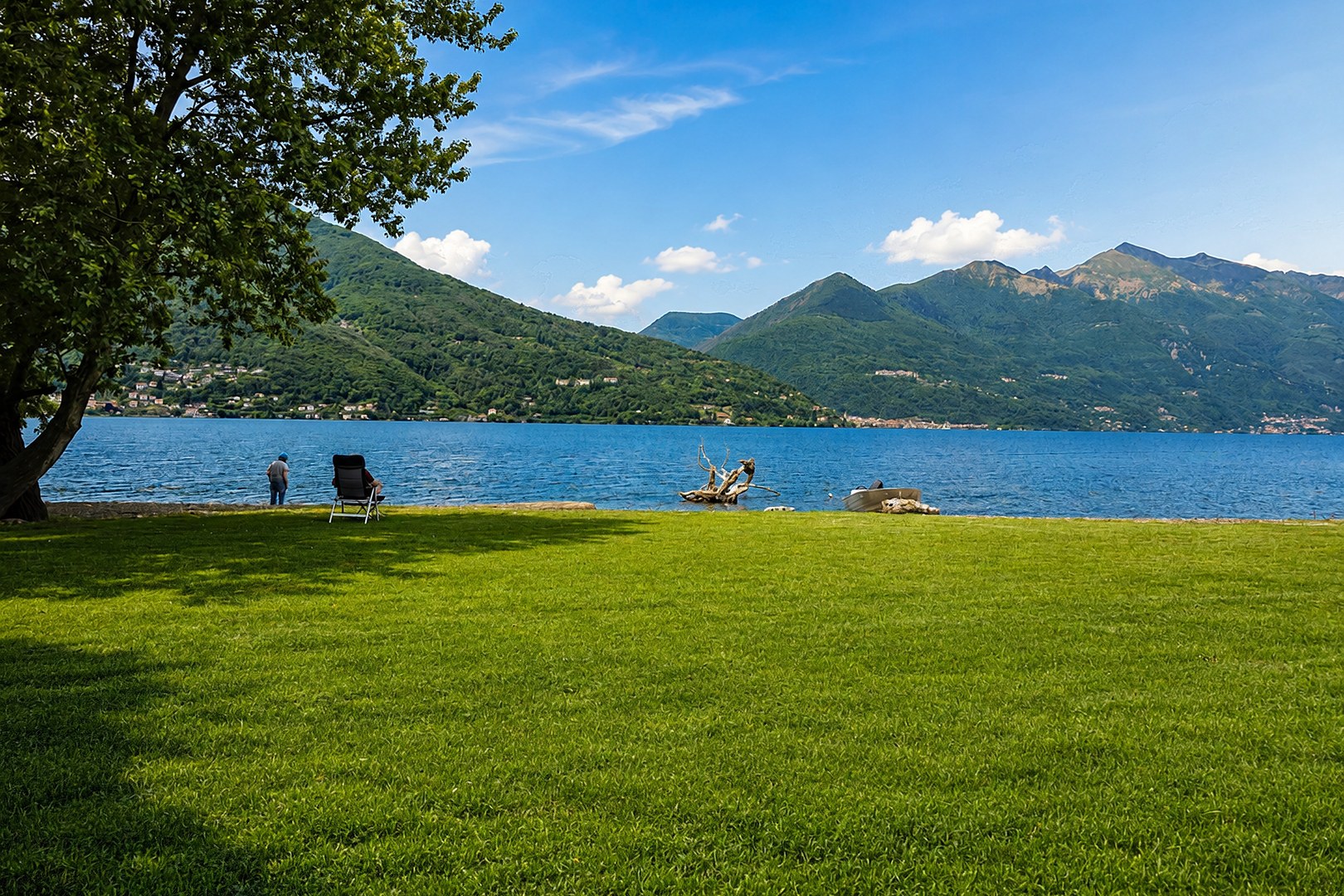 Weite Liegewiese am Seeufer von The Camp am Lago Maggiore