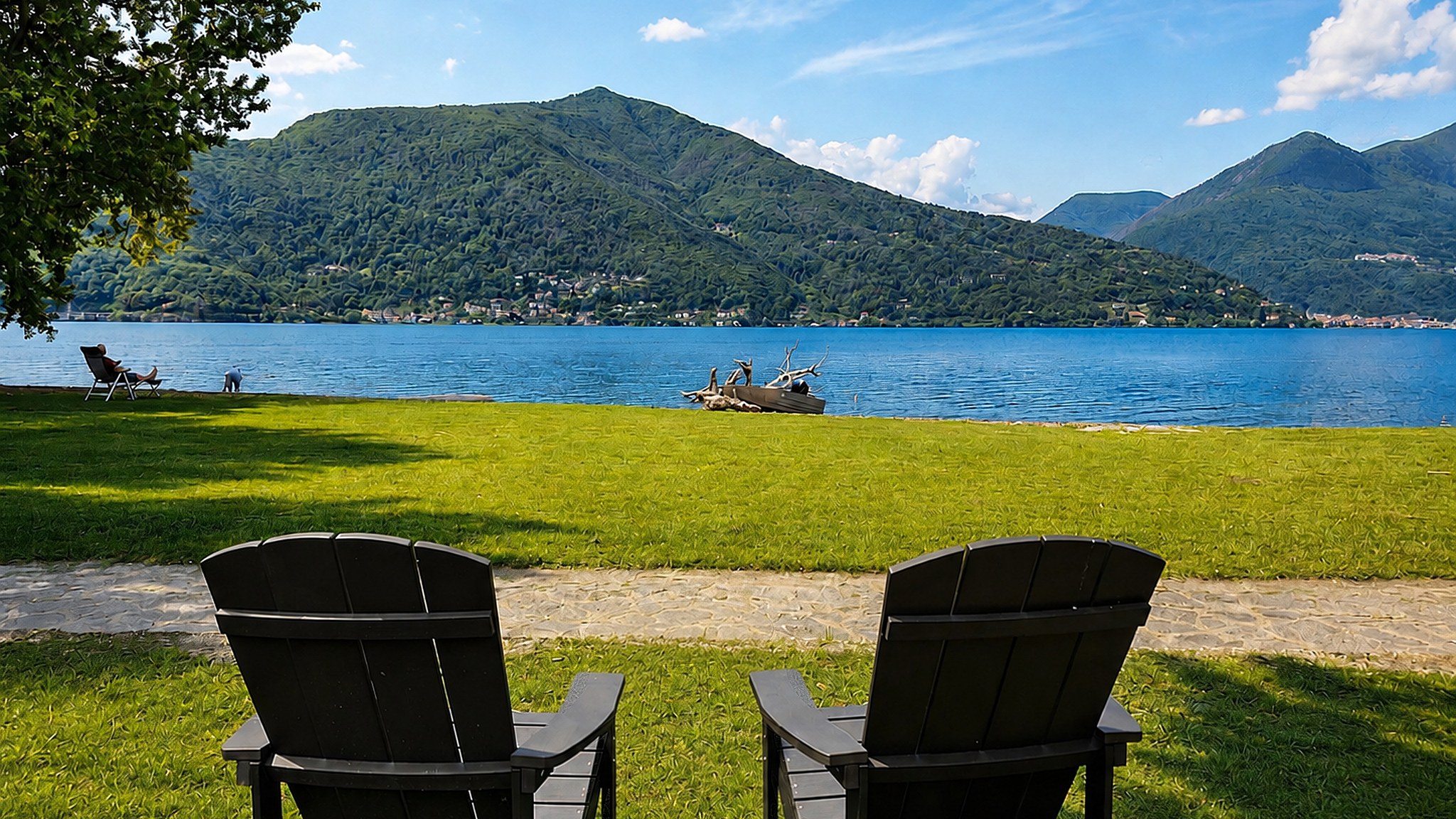 Liegestuehle mit Blick ueber den Lago Maggiore